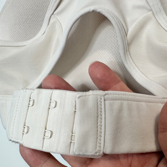 Gymshark Mesh Neckline Sports Bra White - Picture 9 of 9